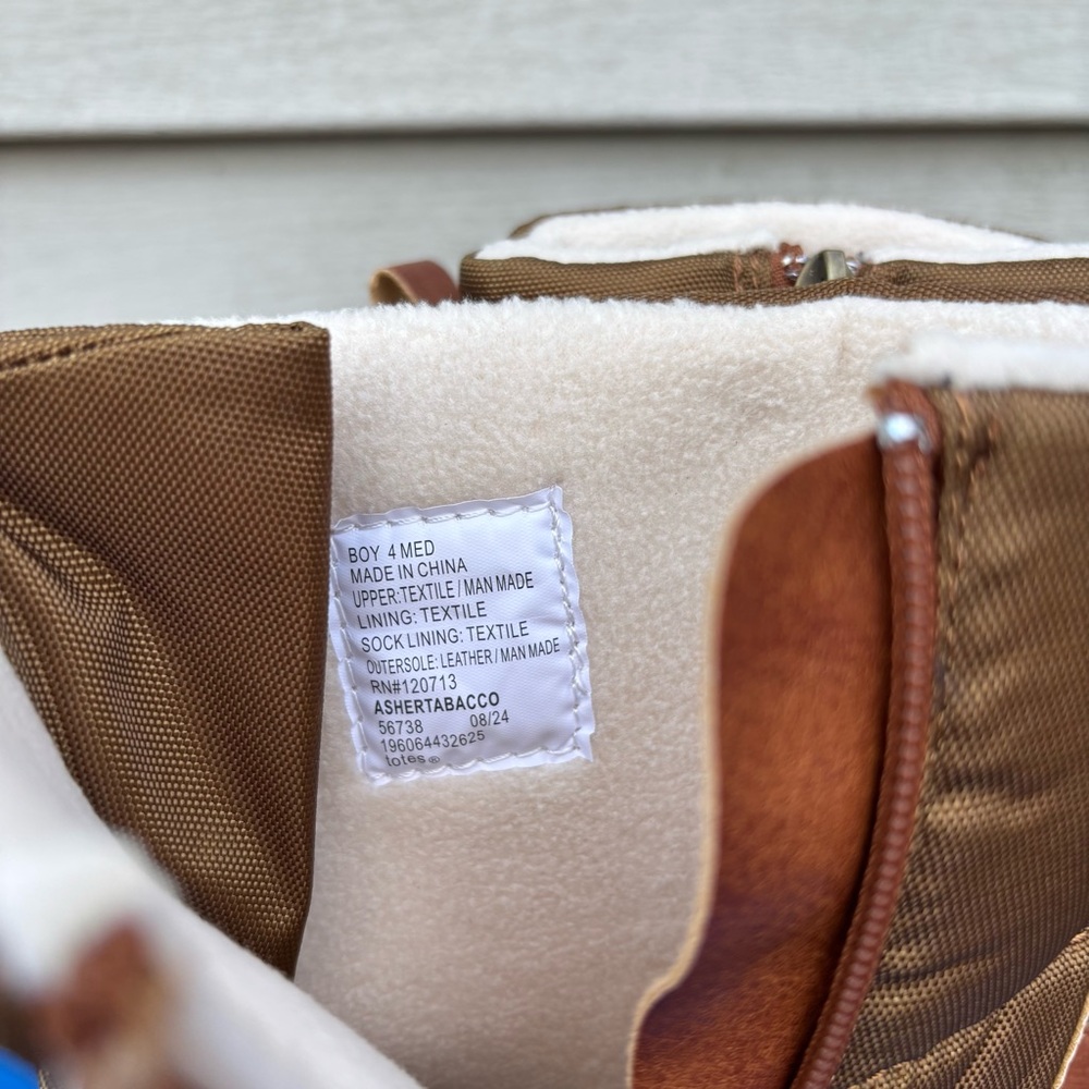 Totes Boy’s Brown and Tan Lace-Up Boots. New in Box. Size 4. - Picture 6 of 8